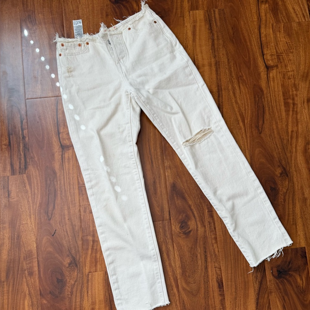 LEVI’s - cut off cream jeans